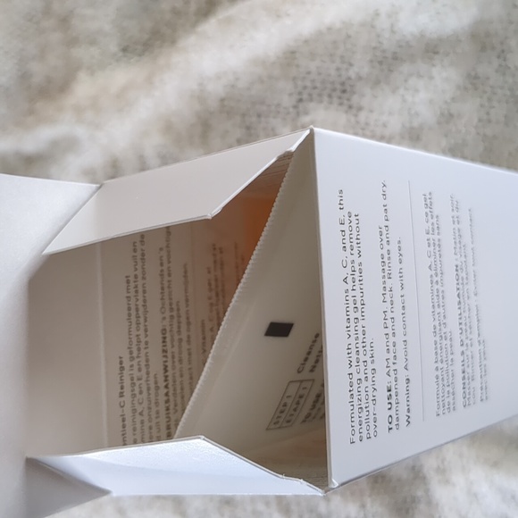 Murad Essential-C Cleanser, 200ml/6.75fl oz - Picture 6 of 11